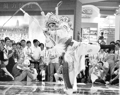 第七屆深圳文博會掀開文博會歷史的新篇章，總成交金額達到1245.49億元。圖為文博會現場，演員與觀眾互動。