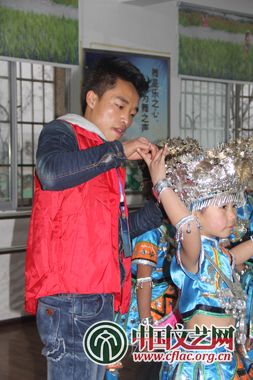 志愿者老師學(xué)生跳舞 中國文藝網(wǎng) 吳月玲 攝